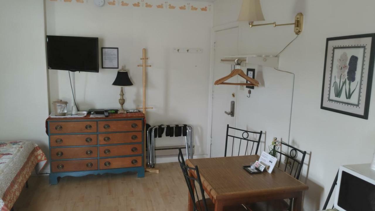 Midway Lodging Cornish Экстерьер фото