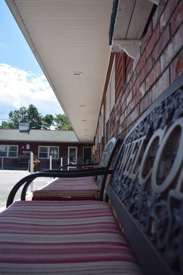 Midway Lodging Cornish Экстерьер фото
